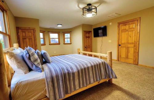 Luxury Cabin with Heated Pool, Hot-Tub & Deluxe Outdoors - Photo 26