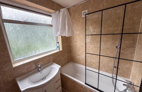 Bassetts House - Spacious! - Sleeps 7 - Close to PRUH Hospital - Free Parking - Photo 29