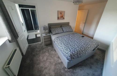 Two Bedroom En-Suite Modern Apartment Urquhart Road , Beach Area -Free Parking - Photo 6