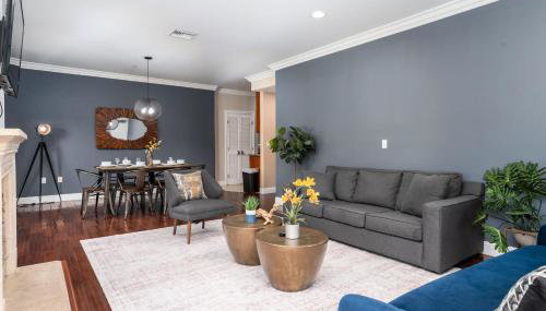 Stylish Home Prime Location with Fireplace & Patio - Foto 2