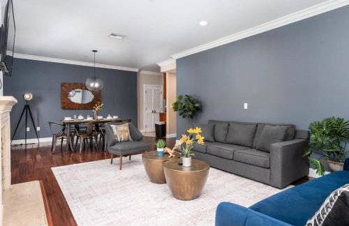 Stylish Home Prime Location with Fireplace & Patio - Foto 2