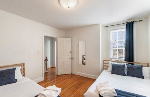 3BR Colonial House with Parking by CozySuites - Foto 14