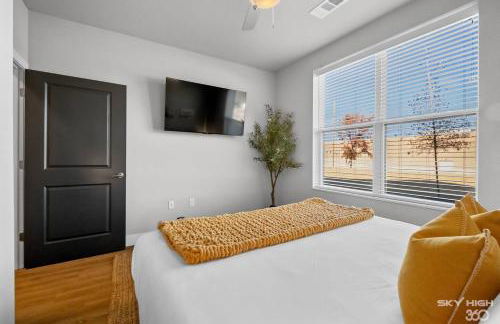 Deluxe 2BR Near Amp, Culture & Walmart wPool - Photo 33