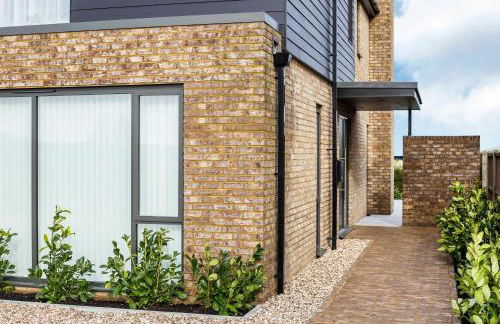 Stylish new Home With Parking - King Beds Garden - Foto 80