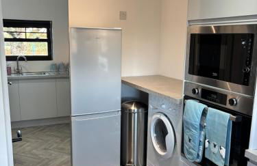 Little Woodlands Chalet with Private Garden & Hot Tub - Foto 61