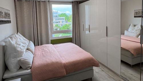 Yeganeh Stays Cologne - Foto 4, wardrobe