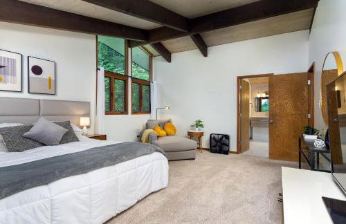 Retro Metro Deck House MCM Gem with Hot Tub & Spectacular Views! - Foto 25