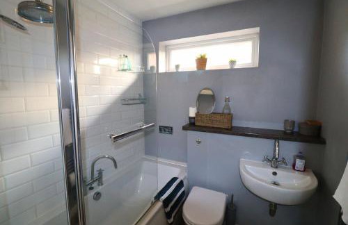 Binfield - Spacious Luxurious Four Bedroom House - Photo 16