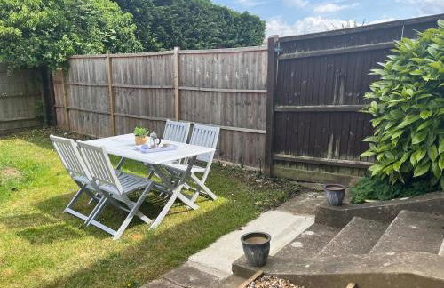 Briants, for Families & Contractors - Free Parking - Photo 3