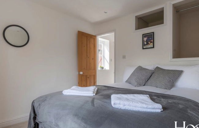 Stunning Character House In The Centre of Henley - Photo 5