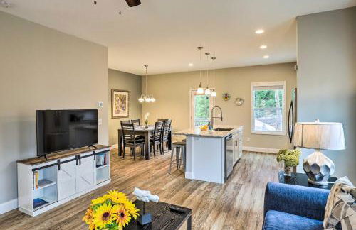 Modern Candler Home with Deck and Yard! - Foto 6