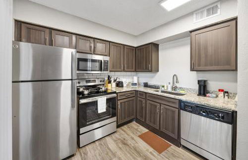 Emerald Loft - Pool, Gym & Free Parking! - Photo 3