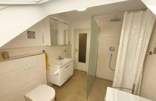 Große, helle Wohnung mit sonnigem Balkon - Photo 6