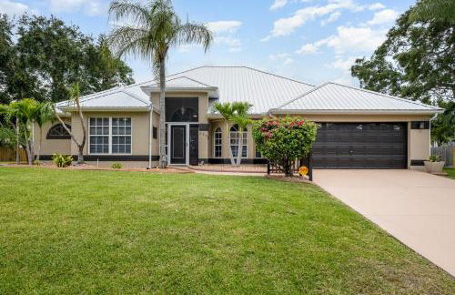 Elegant 4BR Pool Sanctuary - Ideal for Work or Play! - Foto 24