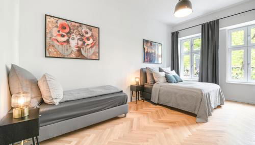 The Bornholmer, Spacious 100m2, Ideal for Groups & Families, 2BR, huge living room, 4 - 8 Guests - Foto 2