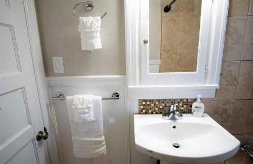 Beautiful Bungalow Next to UNC - Free Cruiser Bikes! - Foto 14