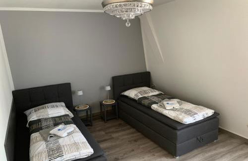 -Fewo Benz- Exklusive Ferienwohnung im Stadtzentrum von Wittenberge Modernes Ambiente, 3 Einzelzimmer für bis zu 6 Gäste - voll ausgestattet mit Waipu-TV und High-Speed-WLAN Bettwäsche und Handtücher inklusive! - Foto 6