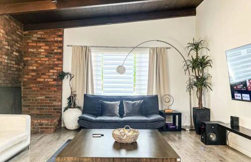 Bright 2-BR Home Near LAX with Shared Yard - SH2-LAD - Foto 1