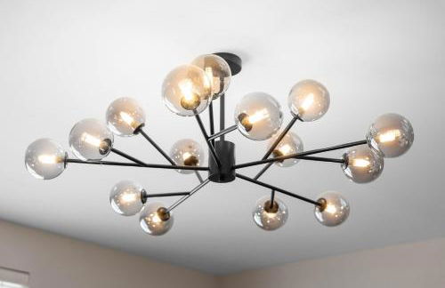 Central 2BR Park Royal Apartment with Balcony and Parking - Photo 15