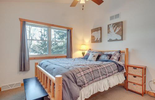 Lakefront Tomahawk Getaway with Deck and 2 Fireplaces! - Foto 11