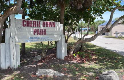 Two Story Pool home - walk to beach - Foto 19