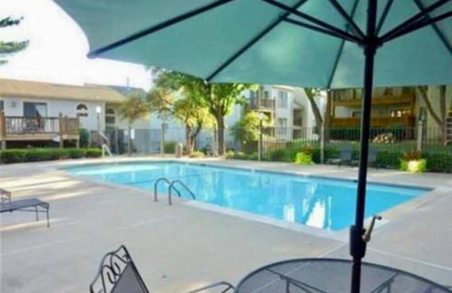 2bd condo w pool view deck 15mn from Kansas City - Photo 16