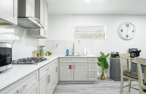 Dora's Haven Getaway-Cozy 1Bedroom with Boat or Camper Parking- Free - Foto 13