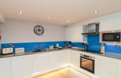 Blue Peter Engine Shed - Photo 9