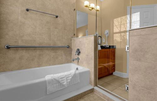 Cozy & Elegant 4BR Enchanted Townhouse - 1 Mile to Disney with Resort Pool, Gym, & Jacuzzi - Photo 29