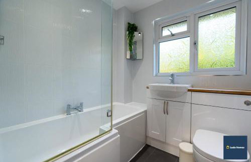 Camberley Spacious and Comfy 3 Bedroom Home, Next to Frimley Hospital with Parking - Foto 20