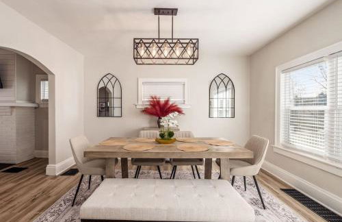 Oakwood Charm Family-Friendly 3BR Getaway - Photo 33