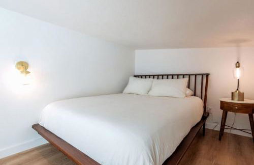 Cozy and Bright Mid-Century Gem in Eastside Action - Foto 9