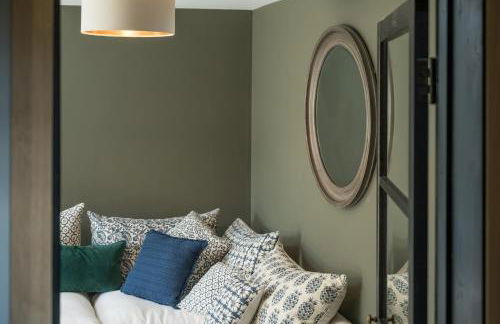 Designer Cotswold post house with external sauna - Foto 18