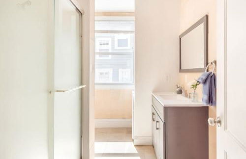 Jennifer's Cozy Apt Walk to Brown In Unit Laundry - Foto 25