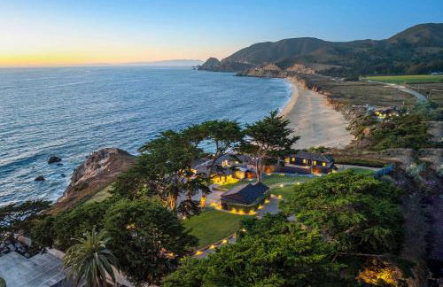 Distinguished Oceanfront Point Estate with Iconic Beach Mountain Vistas - Foto 1