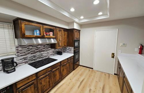 La Jolla Gem with Ocean View - 11 Beds, Hot Tub, Karaoke & Game Den - Foto 16