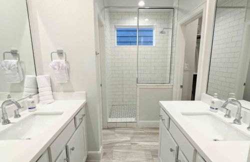 TMC 3-Story Townhome FREE EV Charge - Foto 15