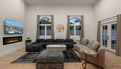 Spacious Modern Home with Rooftop & Private Backyard - Foto 3