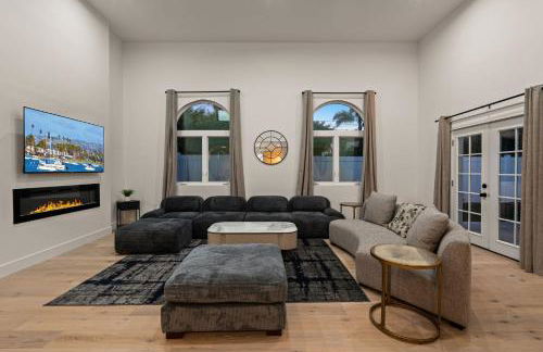 Spacious Modern Home with Rooftop & Private Backyard - Foto 3