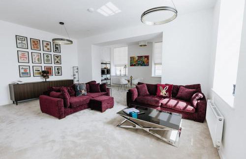 Grade II Mill Townhouse in Leeds with Free Parking which Sleeps 6 - Photo 1