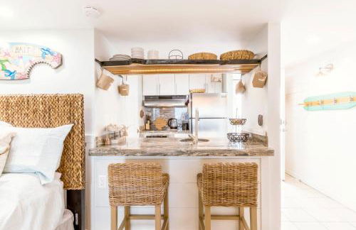 Stunning Ocean Views STEPS from the Beach with Pool! Fabulous 4th Floor Studio! - Foto 1