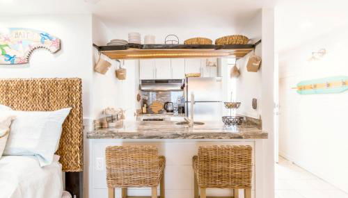 Stunning Ocean Views STEPS from the Beach with Pool! Fabulous 4th Floor Studio! - Foto 1