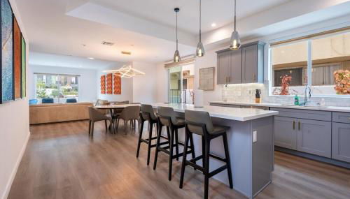 Stunning 3-BR Residence with Free Parking & Patio - Foto 3