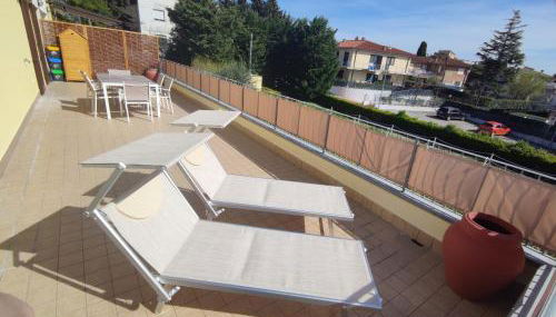 Appartamento L'Azalea - a due passi da Numana con grande terrazzo e piscina condominiale stagionale - Foto 4, sunbed