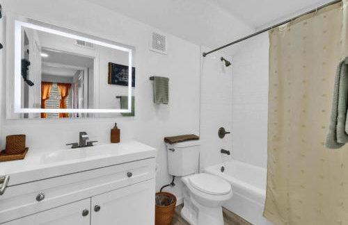 Spacious 2BR Condo close to Restaurants and Nightlife with WiFi - Foto 7