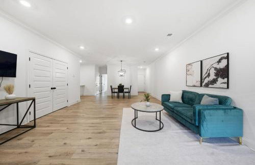 Chic 2BR2BA Home Great Location - Photo 9