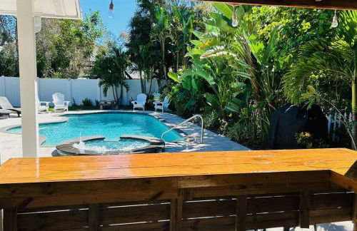 Beautiful home with large pool! Close to the beach! - Foto 1