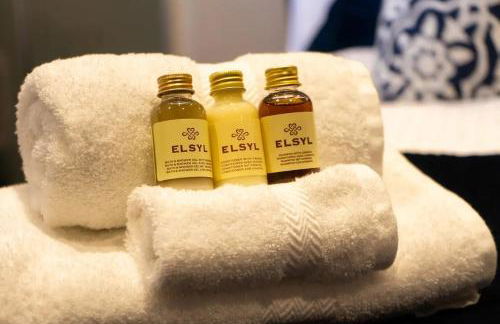 4 Bed Apartment- With Cosy Pub - Food/Drink 10%off - Photo 4