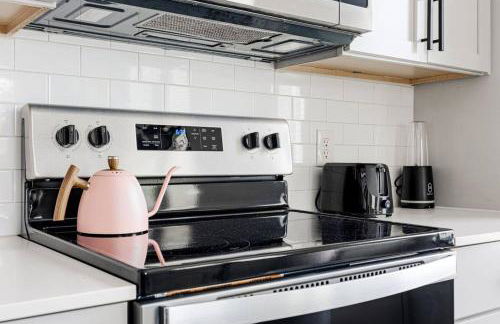 Bright & Cozy 2BR Retreat w Parking Broad Ripple - Foto 23