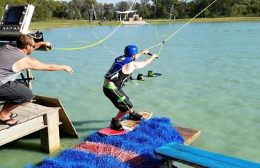 Centrally-Located 1BR Suite with Resort Pool View - Foto 18